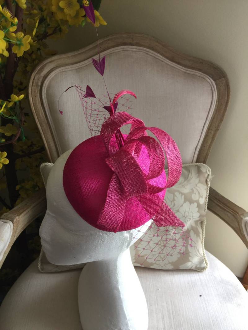 Wunderschöner Rosafarbener Runder Fascinator Mit Magentaschlaufen, Federn Und Netting. Auf Bestellung Wunderschöner Rosafarbener Runder Fascinator Mit Magentaschlaufen, Federn Und Netting. Auf Bestellung von CanteringDesigns