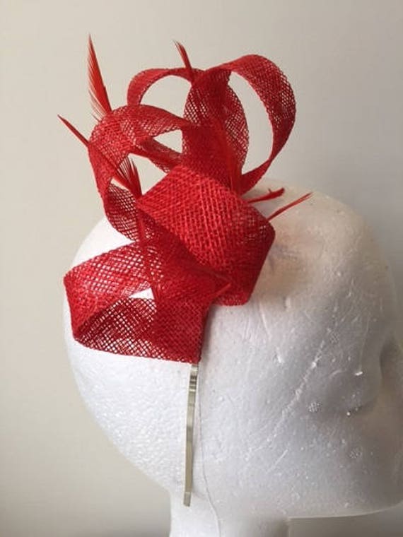 Wunderschöner Roter Loop Fascinator Mit Federn Auf Einem Tollen Metall Haarreif Wunderschöner Roter Loop Fascinator Mit Federn Auf Einem Tollen Metall Haarreif von CanteringDesigns