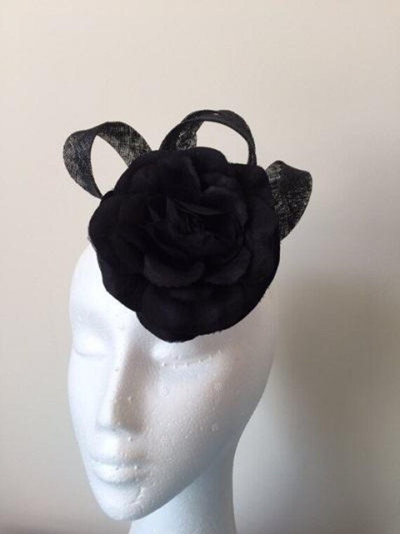 Wunderschöner Schwarzer Blumen Fascinator Mit Schwarzen Sinamay Schleifen. Traumhaft An Wunderschöner Schwarzer Blumen Fascinator Mit Schwarzen Sinamay Schleifen. Traumhaft An von CanteringDesigns