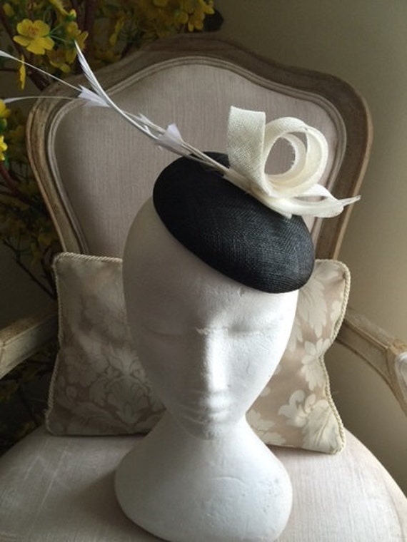 Wunderschöner Schwarzer Fascinator Mit Runder Basis Und Weißen Sinamay Schleifen Federn. Herrlich Auf Wunderschöner Schwarzer Fascinator Mit Runder Basis Und Weißen Sinamay Schleifen Federn. Herrlich Auf von CanteringDesigns
