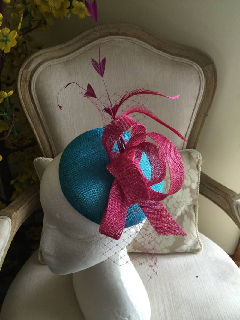 Wunderschöner Türkisfarbener Runder Fascinator Mit Magentaschlaufen, Federn Und Netting. Auf Bestellung Wunderschöner Türkisfarbener Runder Fascinator Mit Magentaschlaufen, Federn Und Netting. Auf Bestellung von CanteringDesigns
