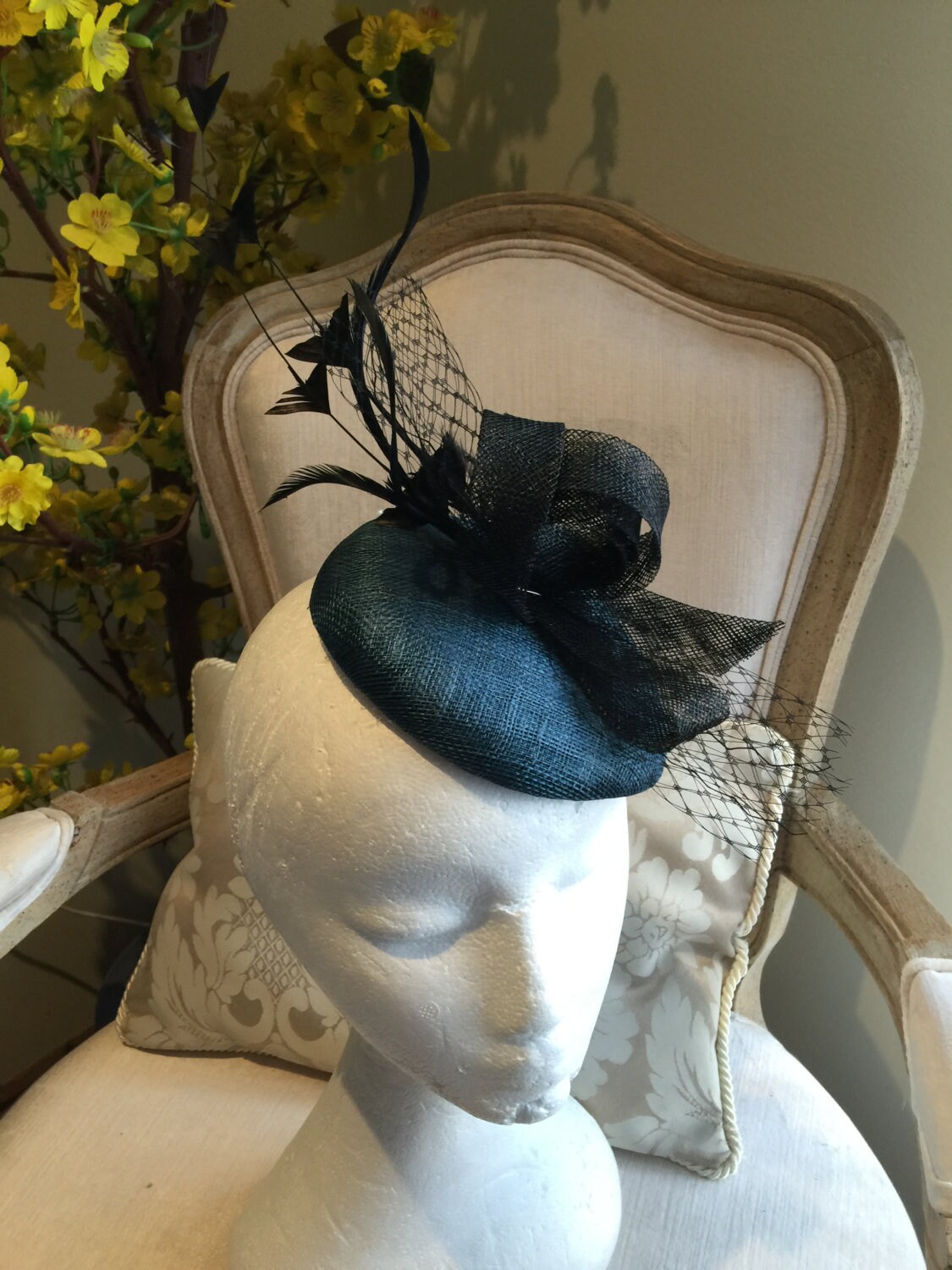 Wunderschöner Zierliche Fascinator Basis Mit Schwarzen Schleifen, Netzing Und Federn. Wunderschön Auf Auf Bestellung Wunderschöner Zierliche Fascinator Basis Mit Schwarzen Schleifen, Netzing Und Federn. Wunderschön Auf Auf Bestellung von CanteringDesigns