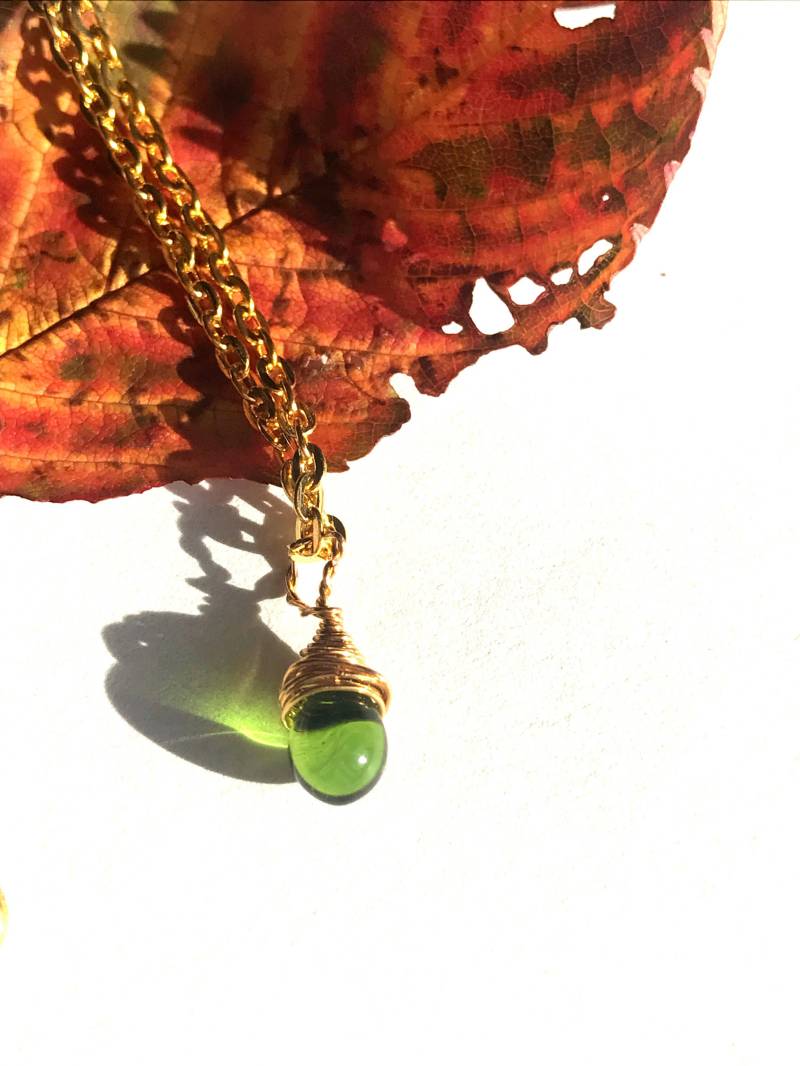 Zierliche Gold Kette Halskette, Grüner Draht Gewickelt Boho-stil Schmuck, Anhänger, Anhänger von CanvasAndCopperUK