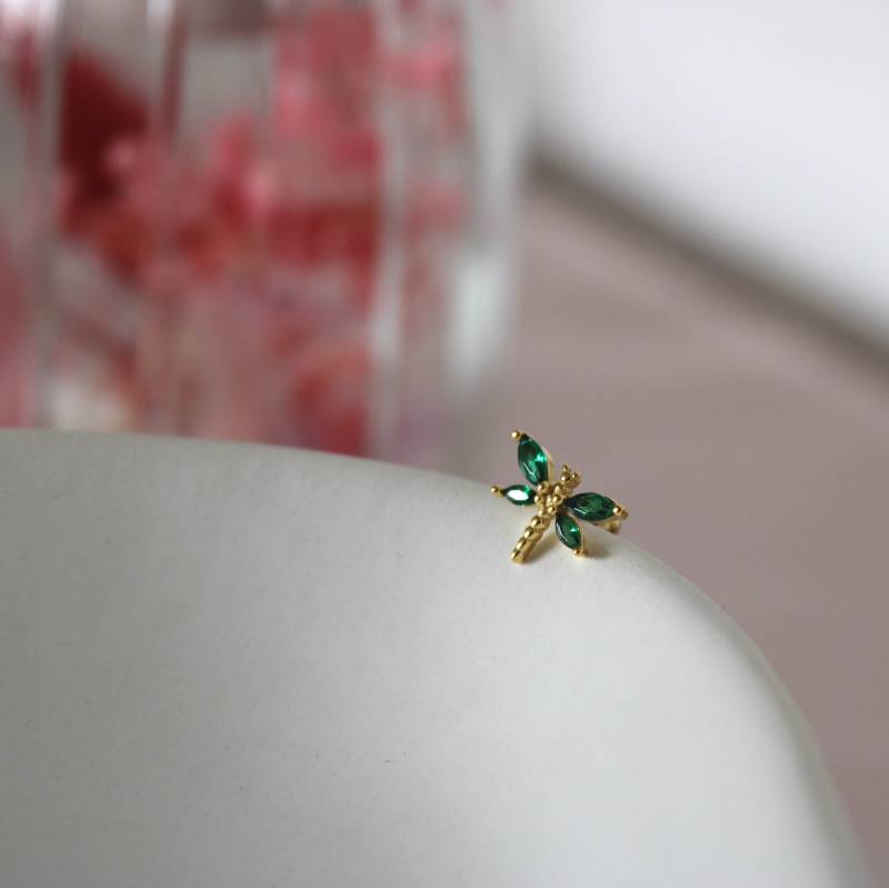 Libelle Helix Piercing Mit Grünen Zirkon Für Allergiker | Tragus Ohrpiercing 925 Silber Gold Stecker Knorpel Ohrstecker von CapaliaSchmuck