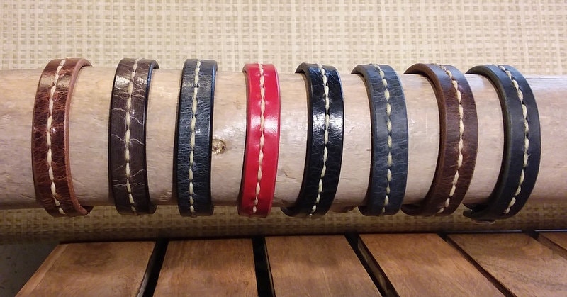 Handgeschnürte Lederarmbänder Handgeschnürte Lederarmbänder von CapeCodCellarLeather