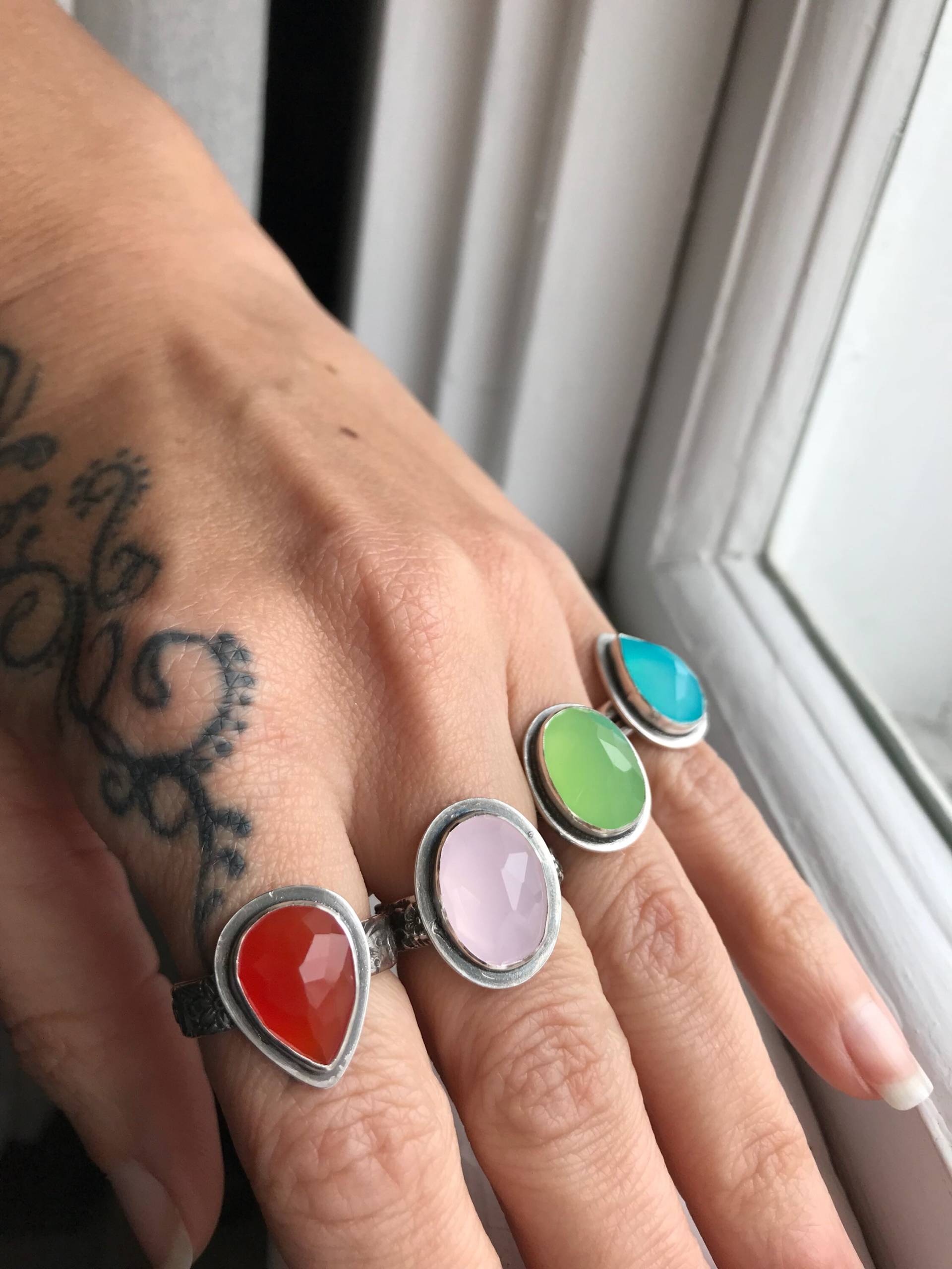 Chalcedon Ringe Edelsteine Blau Grün Rosa Rot Blumenband Chalcedon Ringe Edelsteine Blau Grün Rosa Rot Blumenband von CapeCodGypsea