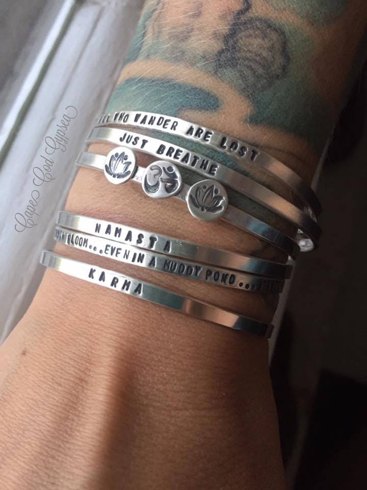 Individualisierung Nur Für Ihre Zitat Gestempelte Manschettenarmbänder Verstellbare Echte Meerjungfrau Schmuck Individualisierung Nur Für Ihre Zitat Gestempelte Manschettenarmbänder Verstellbare Echte Meerjungfrau Schmuck von CapeCodGypsea