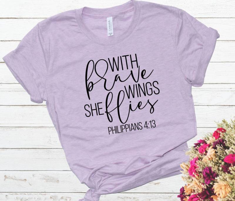 Christliche Hemden, Inspirierende Motivierend, Mit Tapferen Flügeln Sie Fliegt, Philippians 4 13, T-Shirt, Bibel-Vers Tshirt Christliche Hemden, Inspirierende Motivierend, Mit Tapferen Flügeln Sie Fliegt, Philippians 4 13, T-Shirt, Bibel-Vers Tshirt von CapriAndCompany