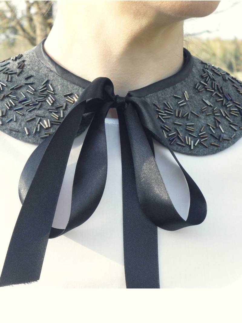 Handgefertigtes Halsband/Halskette Mit Glänzenden Perlen | Vintage Stil Handgefertigtes Halsband/Halskette Mit Glänzenden Perlen | Vintage Stil von Capsis