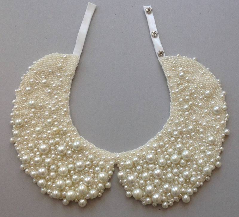 Handgefertigtes Perlenhalsband, Halskette Im Vintage, Peter Pan Stil Handgefertigtes Perlenhalsband, Halskette Im Vintage, Peter Pan Stil von Capsis