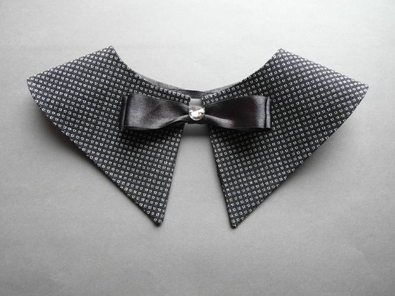 Handgemachte Schwarze Halskette Mit Schmetterling Und Swarovski Kristall von Capsis