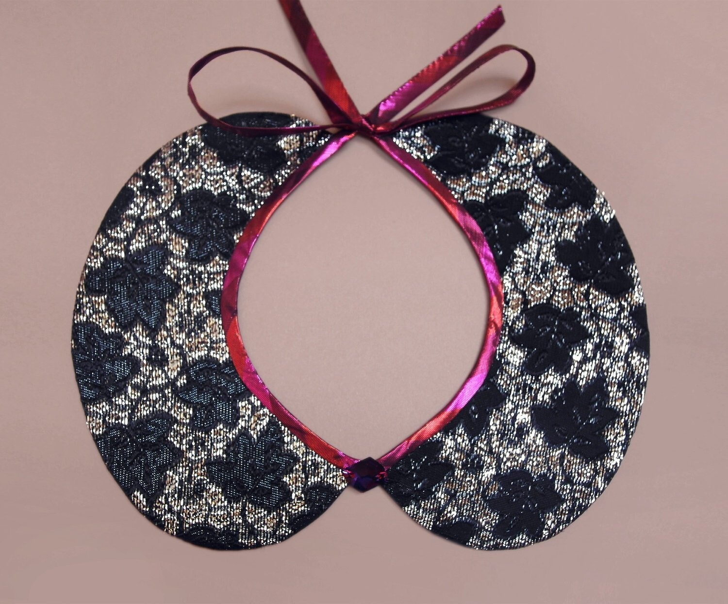 Handgemachter Schwarz Silberner Peter Pan Kragen, Halskette Mit Einem Swarovski Kristall von Capsis