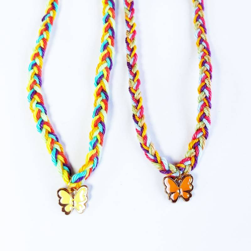 Kinder Schmuck Kette Buntes Band Mit Schmetterlings Emaille Anhänger | Baumwollgarn Geflochten Karabiner-Verschluss Kinderschmuck von CaptainSandfuss