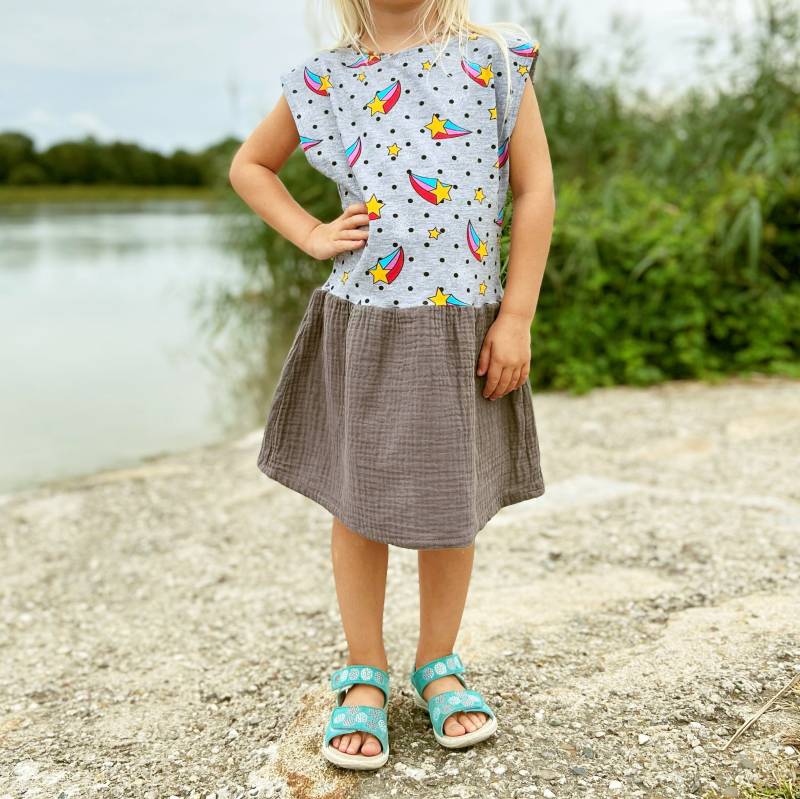 Mädchen Kleid Im Stoffmix/Mustermix Musselin & Baumwoll Jersey | Ca 3-6 Jahre Sternschnuppen Sterne Lässiger Schnitt von CaptainSandfuss