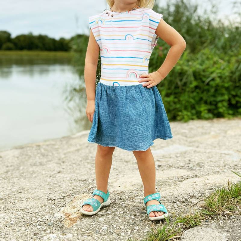 Mädchen Kleid Im Stoffmix Musselin & Baumwoll Jersey| Ca 3-6 Jahre | Regenbogen Jeans Optik Mustermix Lässiger Schnitt Bio-Baumwolle von CaptainSandfuss