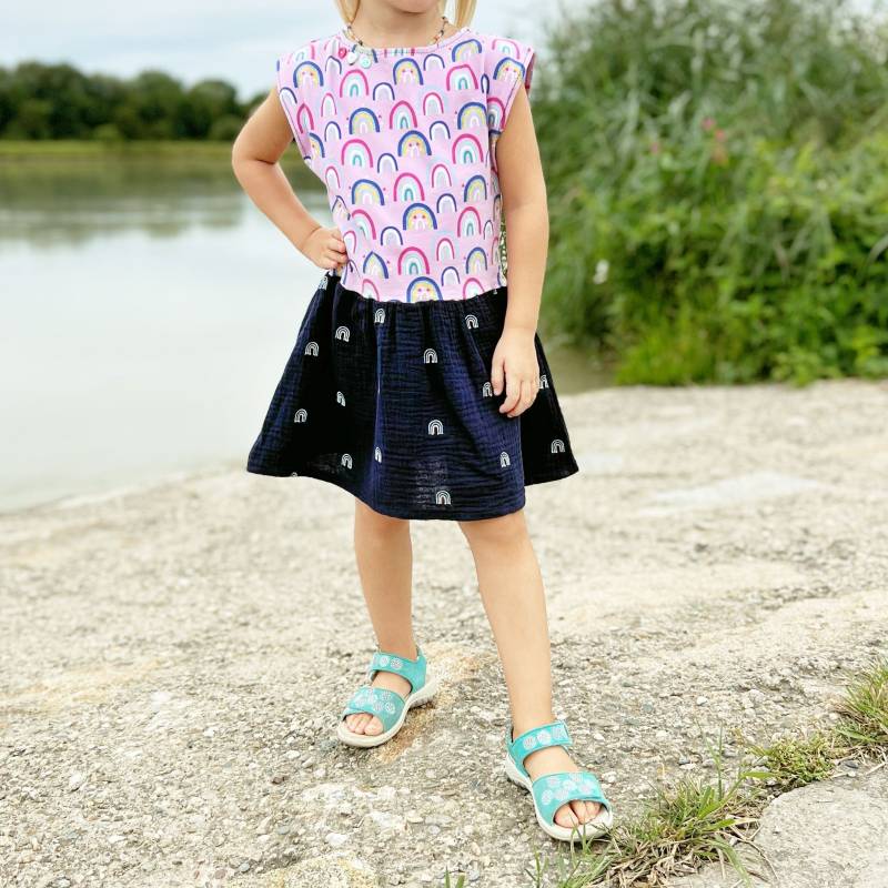 Mädchen Kleid Im Stoffmix Musselin & Baumwoll Jersey | Ca 3-6 Jahre Regenbogen Regenbögen Mustermix Lässiger Schnitt, Zweiteiliger Look von CaptainSandfuss
