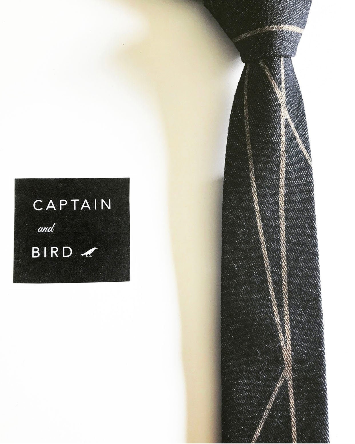 Handgenähte Schwarze Jeanskette Mit Handbemalten Goldfarbenen Streifen Handgenähte Schwarze Jeanskette Mit Handbemalten Goldfarbenen Streifen von CaptainandBird