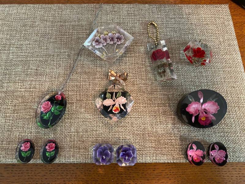 Mid Century Reverse Geschnitzter Lucite Blumenschmuck von CaptivatingCatahoula