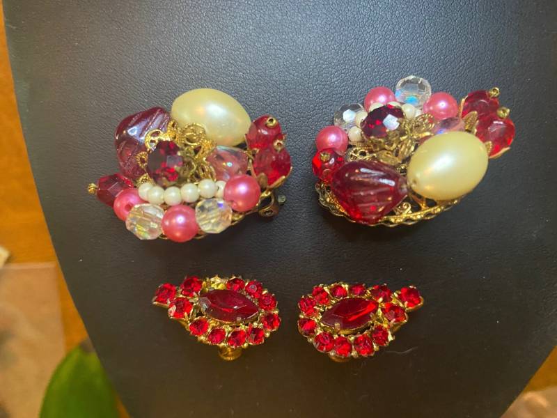 Vintage Unsignierte Miriam Haskell Strass Und Perlen Cluster Ohrringe Mit Signierten Czechoslovakia Ruby Schraub Ohrringe von CaptivatingCatahoula