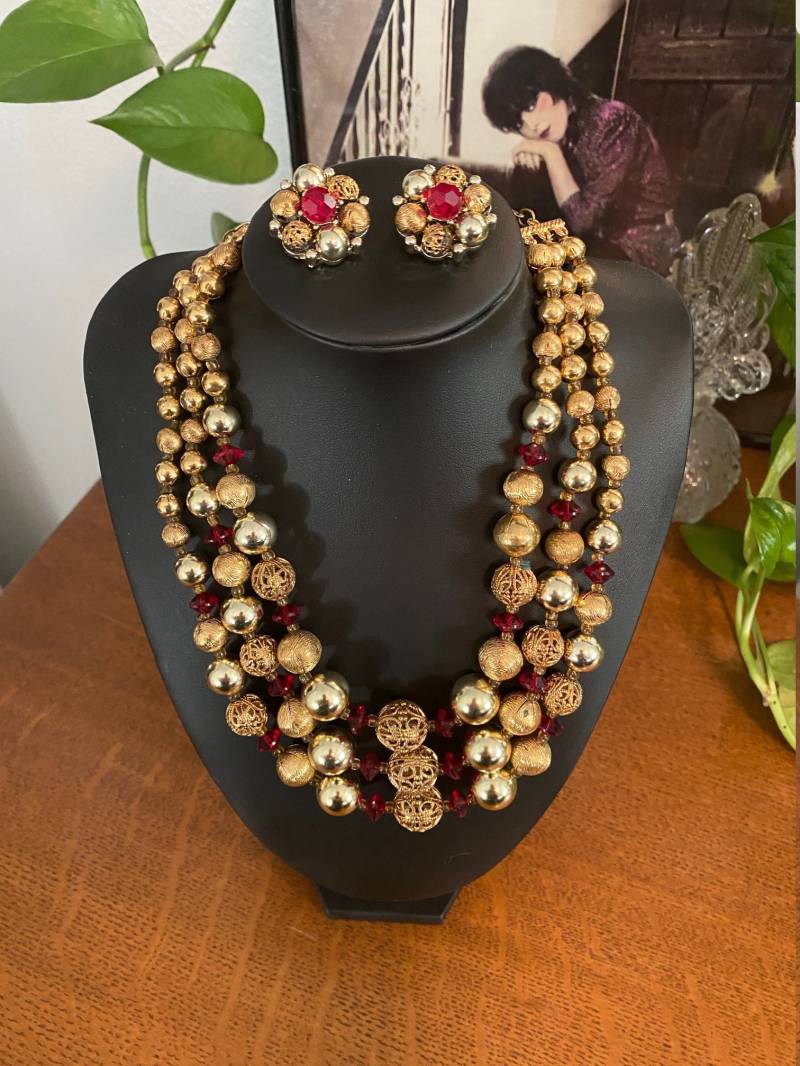 Wunderschöner Vintage Signierter Lisner 3 Strang Gold Ton Und Rubin Perlen Cluster Halskette Ohrring Set von CaptivatingCatahoula