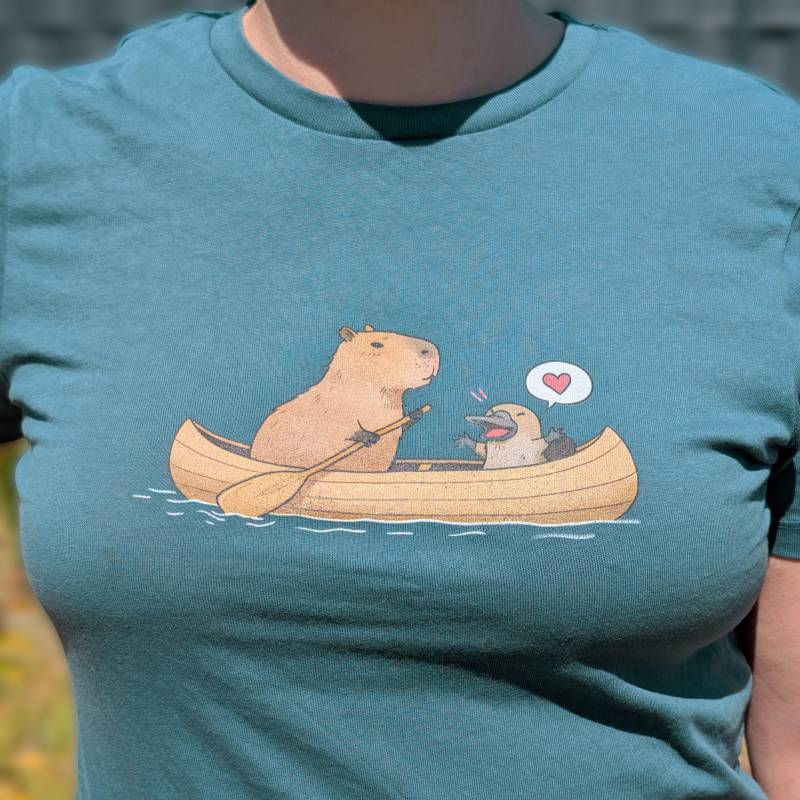 Capybara & Schnabeltier Damen T-Shirt | 100% Bio Baumwolle Süßes Tier Design Nachhaltig Vegan Geschenk Für Tierfreunde Fitted Shirt von CapybaraCollectiveDE