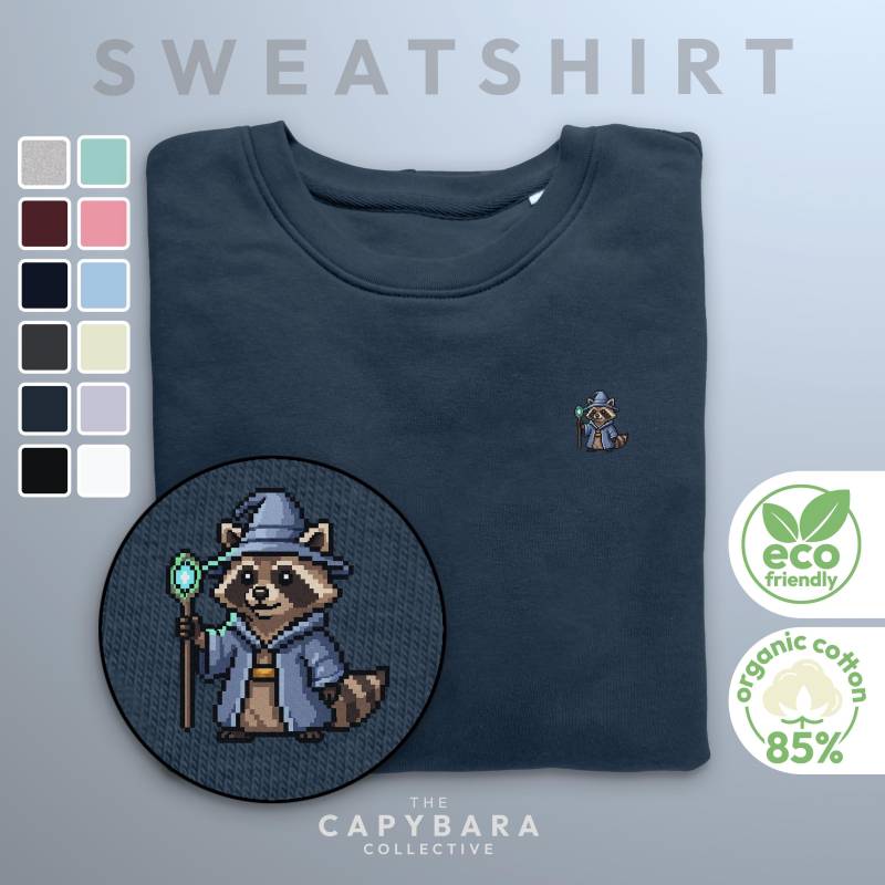 Waschbär Magier Sweatshirt | Pixel Art Pullover 8-Bit Fantasy Crewneck Bio-Baumwolle Unisex Geschenk Für Spieler & Tierfreunde von CapybaraCollectiveDE