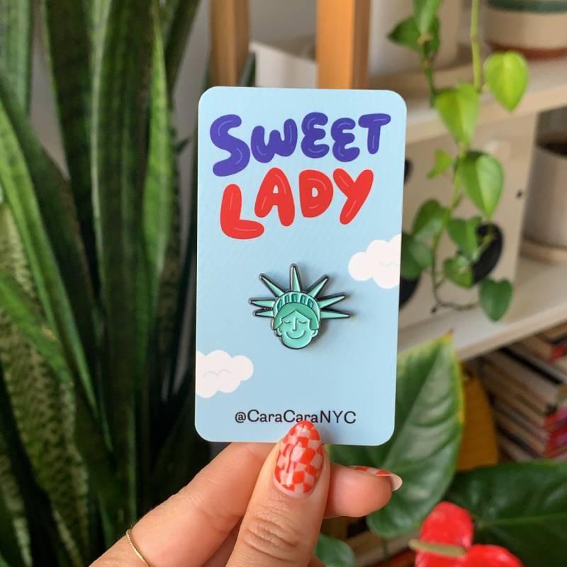 Süßer Lady Liberty Emaille Pin von CaraCaraNYC
