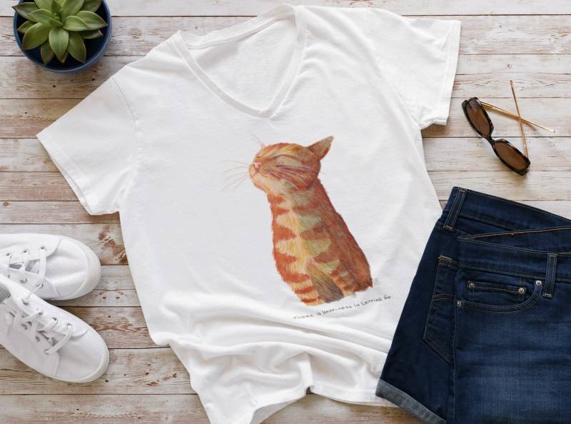 Happy Cat T-Shirt | Glückliche Katze Mit Spruch Selfcare Shirt V-Ausschnitt Damen von Carasusan