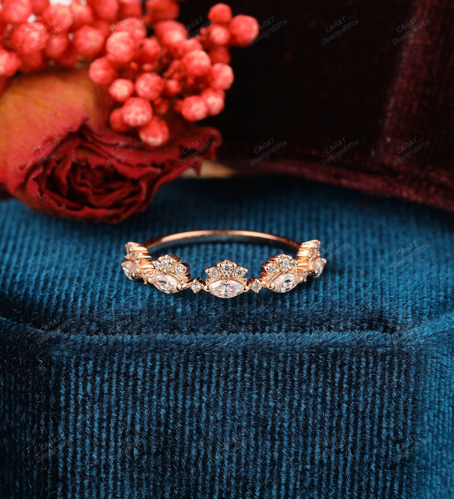 Art Deco Ehering, Marquise Moissanite Ring, Besonderes Design Versprechen Halb Eternity Handgefertigter Geschenk Für Frauen, Rose Gold Band von CaratDesignGifts