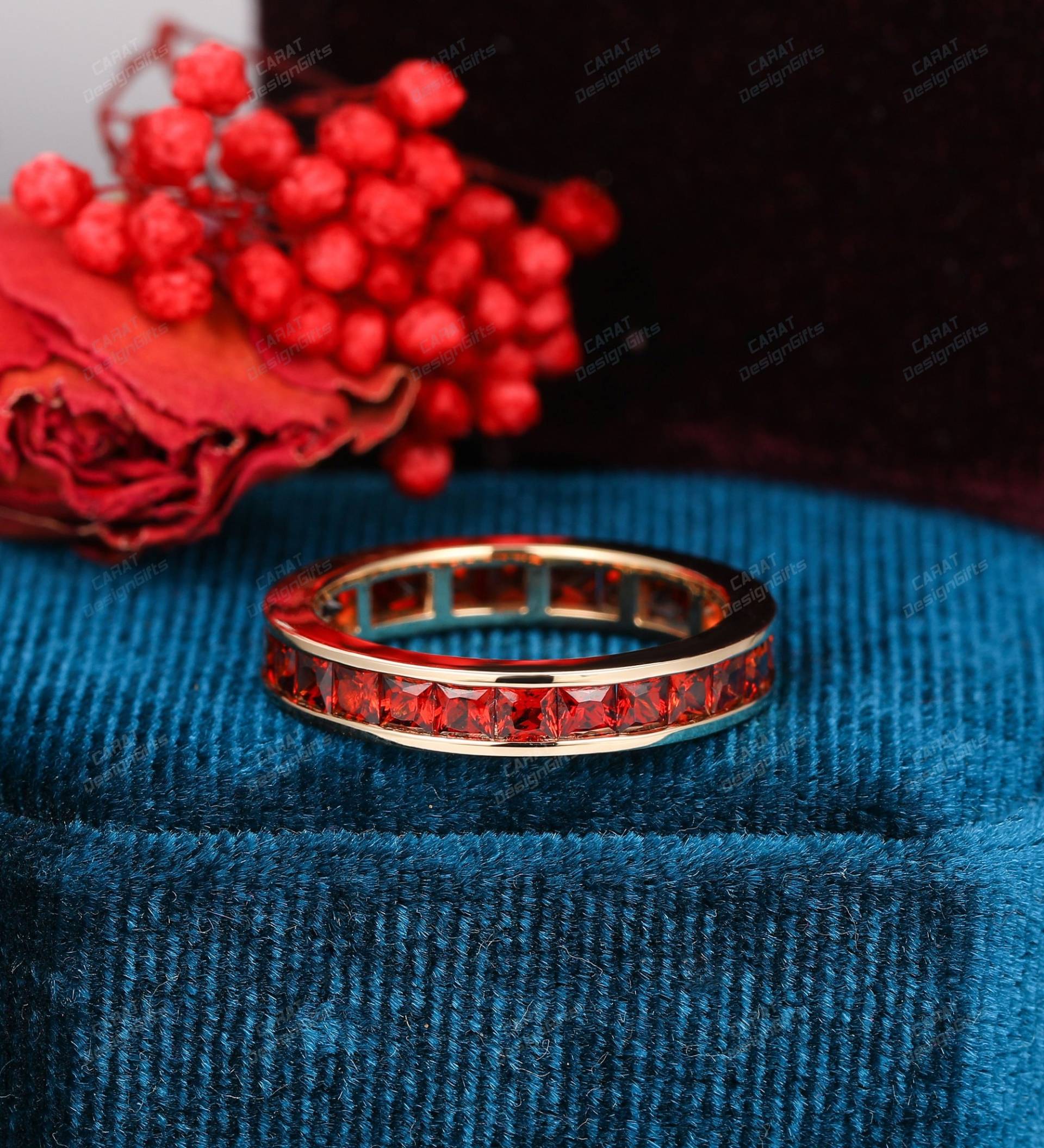 Channel Set Ring, Princess Cut Roter Granat Ehering, Solid Gold Band, Geburtsstein Stapeln Passender Ring Für Frauen von CaratDesignGifts