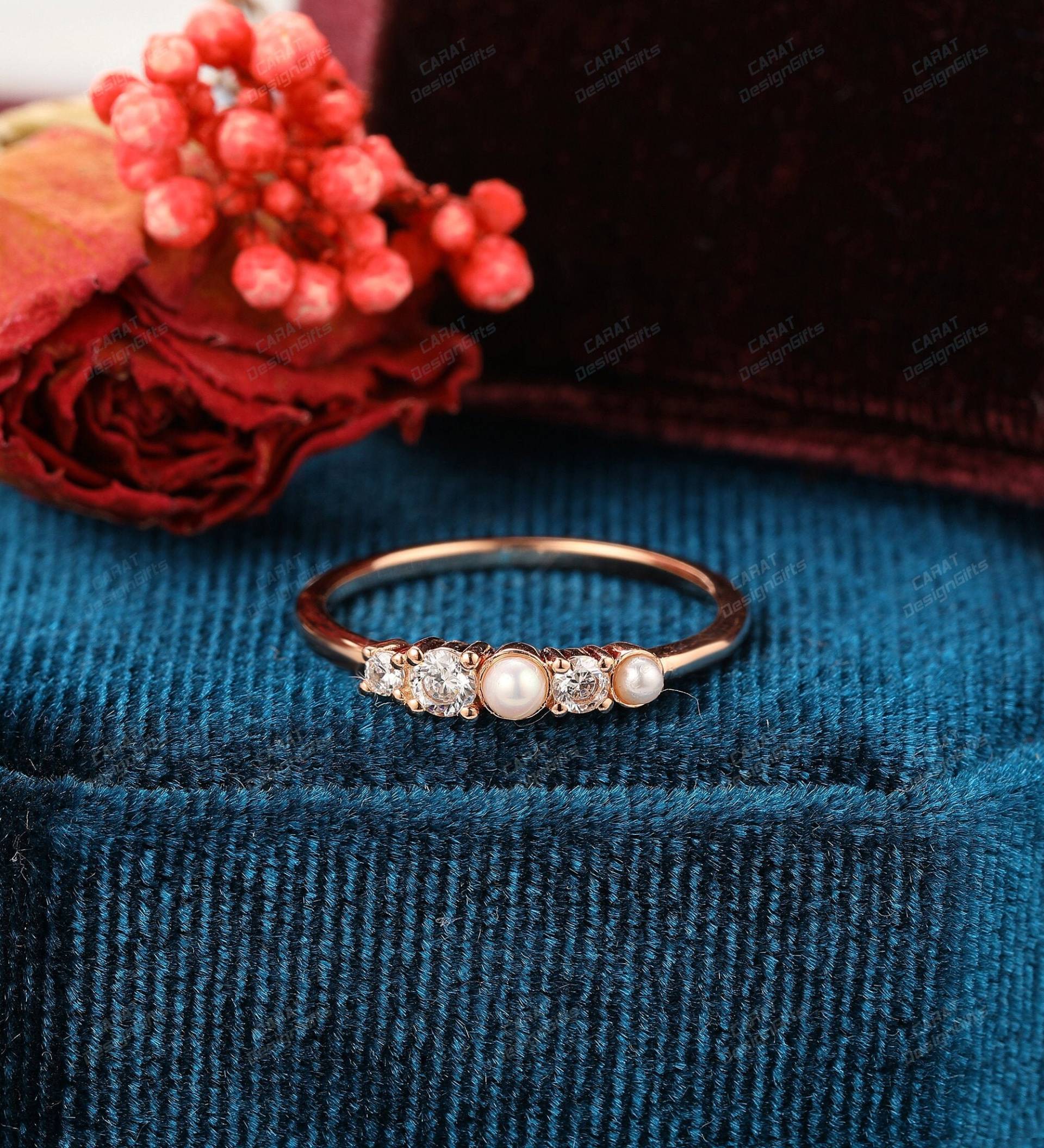 Natürliche Perle Hochzeit Band, Moissanit Versprechen Brautring, Stapeln Passenden Bandring, Jubiläumsgeschenk Für Frauen, Rose Gold Bandring von CaratDesignGifts