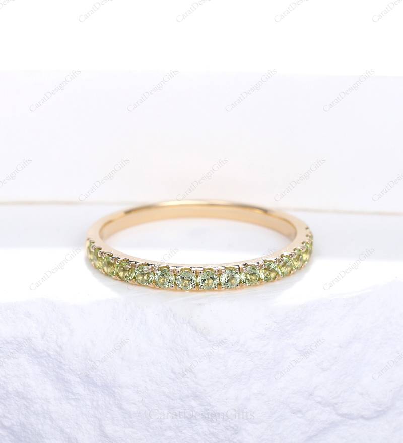 Solide 14K Weißgold Ring, Halbe Ewigkeit Peridot Ehering, Versprechen Stapeln Passende Band von CaratDesignGifts
