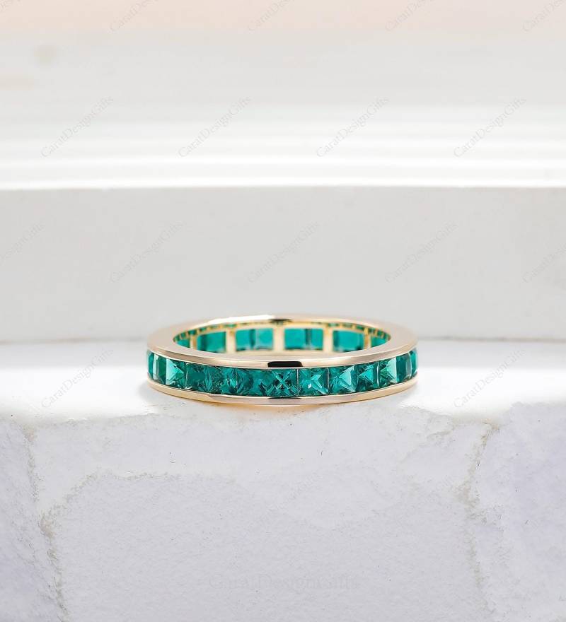 Solider 14K Gelbgoldring, 2.35Ct Princess Cut Smaragd Ehering, Volle Ewigkeit Versprechensring, Stapeln Passend Band von CaratDesignGifts