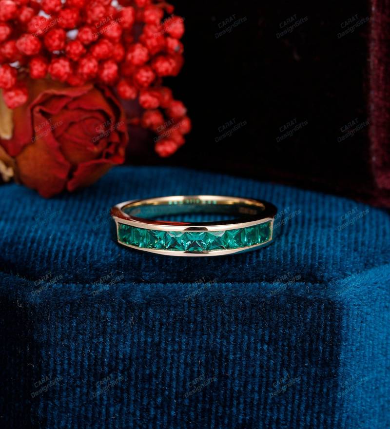 Solider 14K Gelbgoldring, Princess Cut Smaragd Ehering, Halbe Ewigkeit Versprechensring, Stapeln Passender Band von CaratDesignGifts