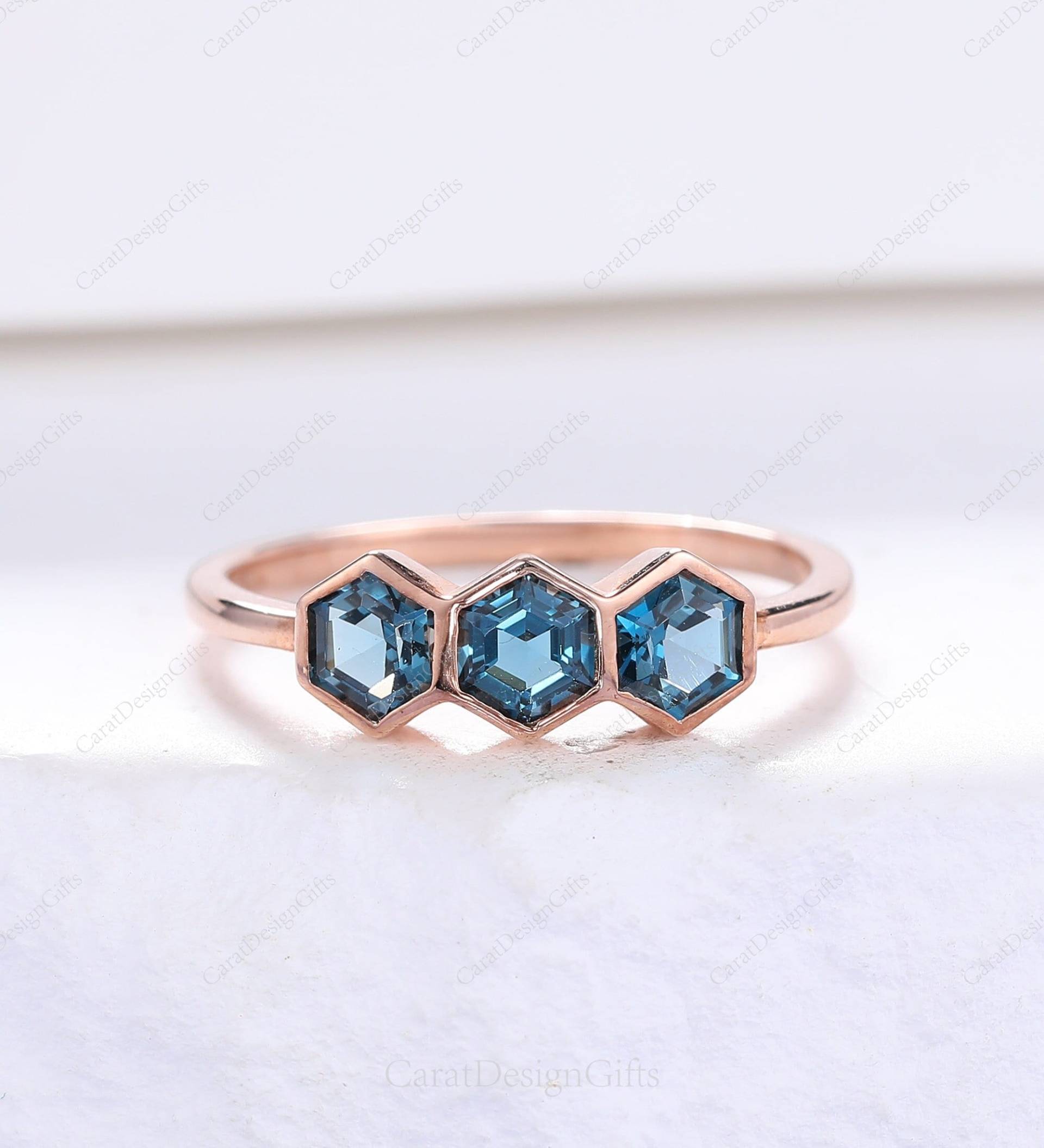 Zarte Hexagon Edelstein Ring, 0.78Ctw London Blautopas Versprechen Ehering, Verlobung Stapel Rose Gold Geburtstagsgeschenk Für Frauen von CaratDesignGifts