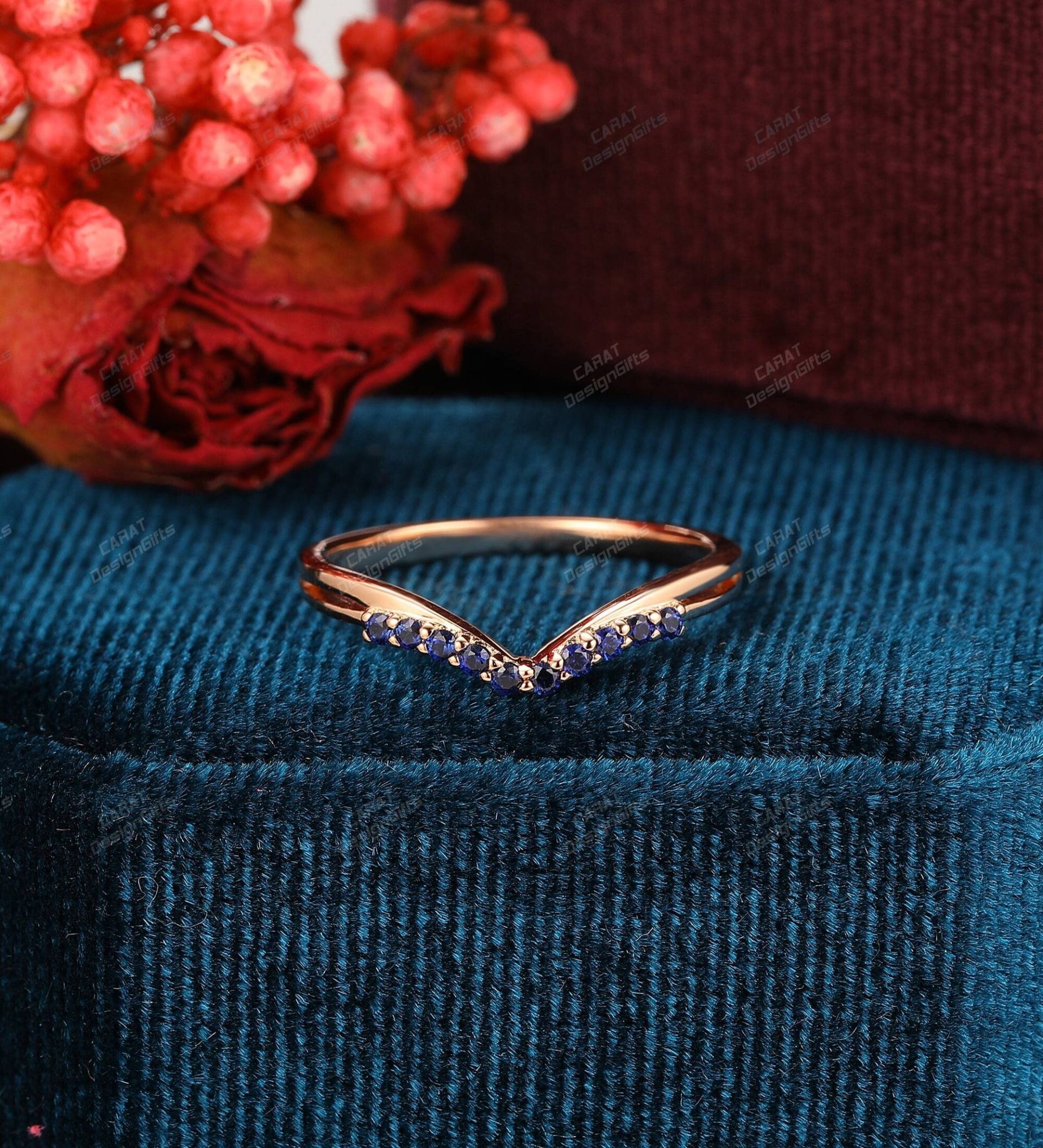 Zarter Blauer Saphir Ring, Zierlicher Ehering, Geschwungenes Band, V-Band, Jubiläum Geschenk Versprechen Braut Geschenk, 10K/14K/18K Rose Gold Band von CaratDesignGifts