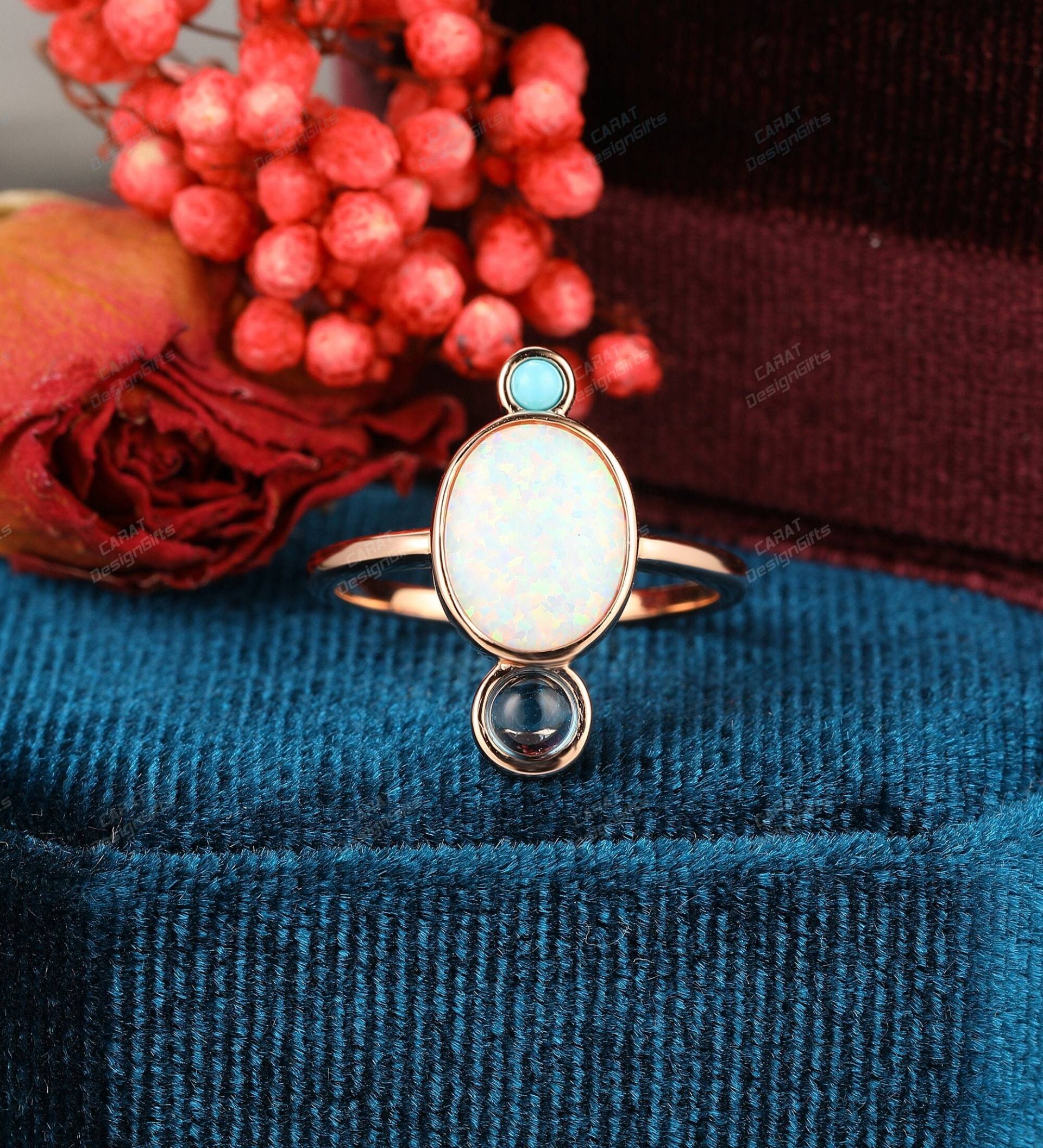 Zarter Opal Ring, 8x10mm Oval Form Mitte, Lünette Verlobungsring, Rose Gold Versprechen Braut Vintage Stapel Ring, 3 Stein Ring von CaratDesignGifts