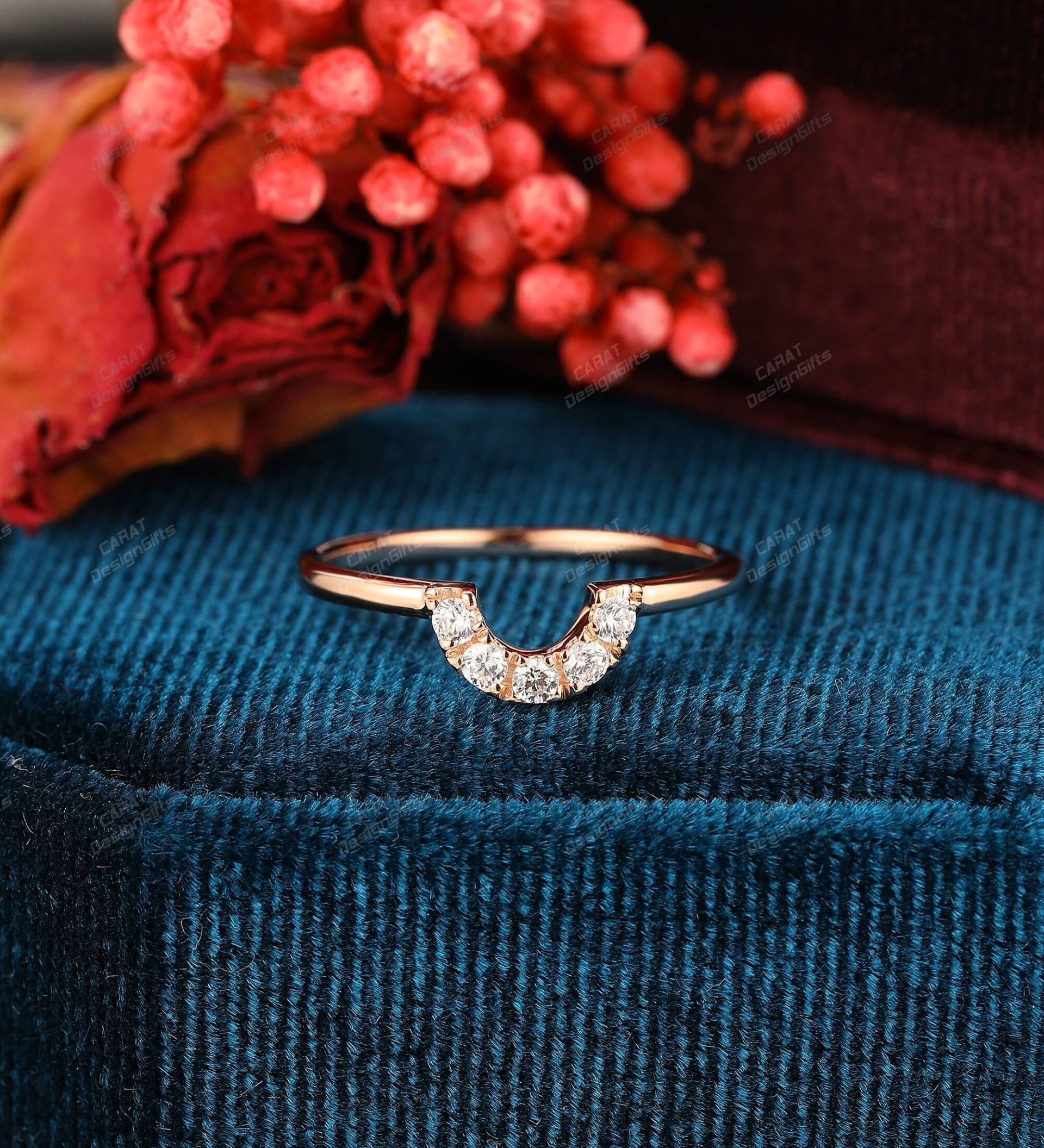 Zierlicher Ehering, 10K/14K/18K Rose Gold Band, Moissanite/ Simulierter Diamant Stapelring, Geschwungenes Handgefertigter Ring von CaratDesignGifts
