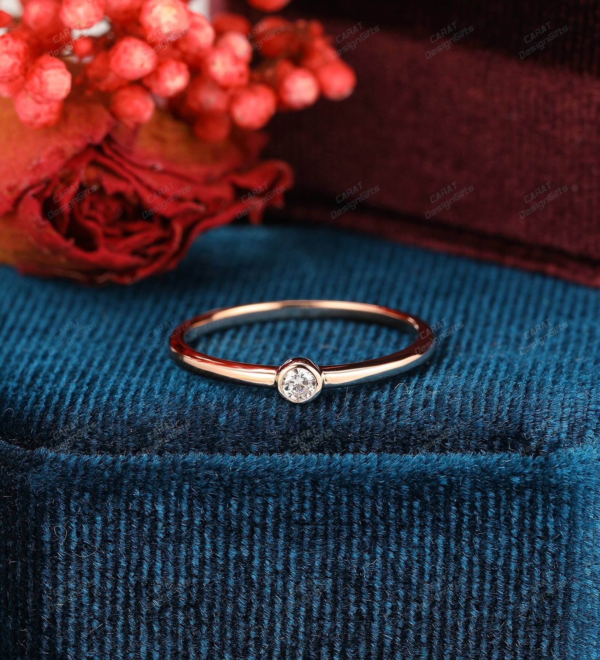 Zierlicher Moissanite Ehering, Verlobungsring, Personalisierter Handgefertigter Ring, Jubiläumsgeschenk Für Frauen, Rose Gold Braut Stapel Ring von CaratDesignGifts