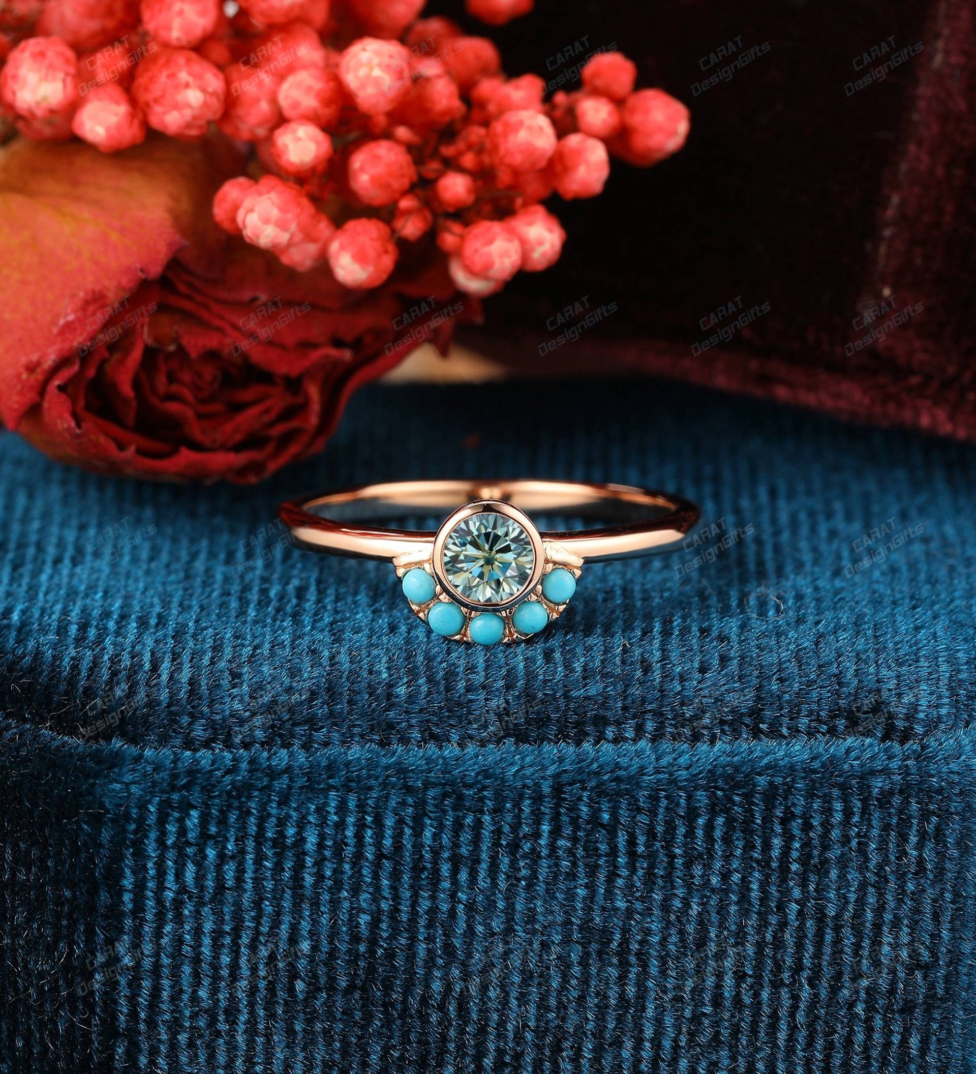 Zierlicher Moissanite Ring, Rundschliff 4 Mm Blau Jubiläum Ehering, Lünette Verlobungsring Mit Blauem Edelstein, Natürlicher Türkis Brautring von CaratDesignGifts