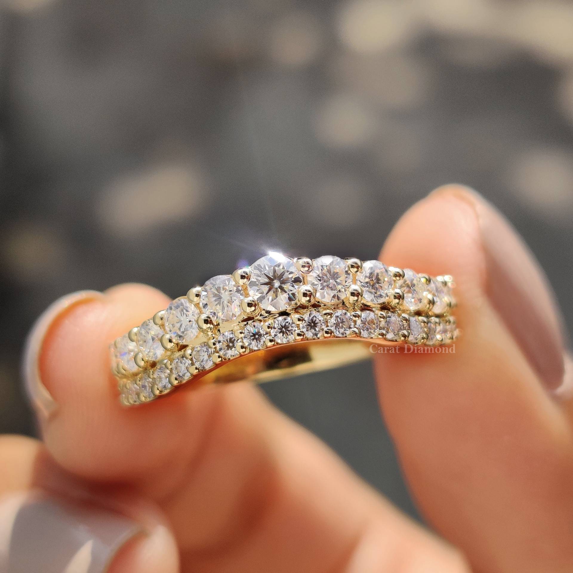 Moissanite Ehering, 0, 90 Tcw Rundschliff Gebogen Stapelring, Zweireihiger Eternity Ring, Jahrestag Geschenk Ring von Caratdiamond