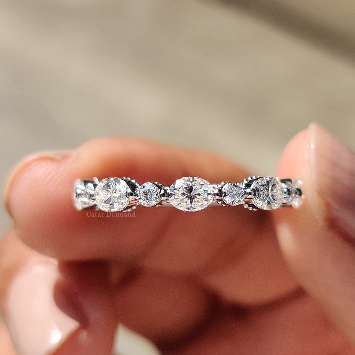 Moissanite Ehering, 1.36 Tw Oval Und Rundschliff Farblose Band, Milgrain Einstellung, 3/4 Eternity Ring, Stapelring von Caratdiamond