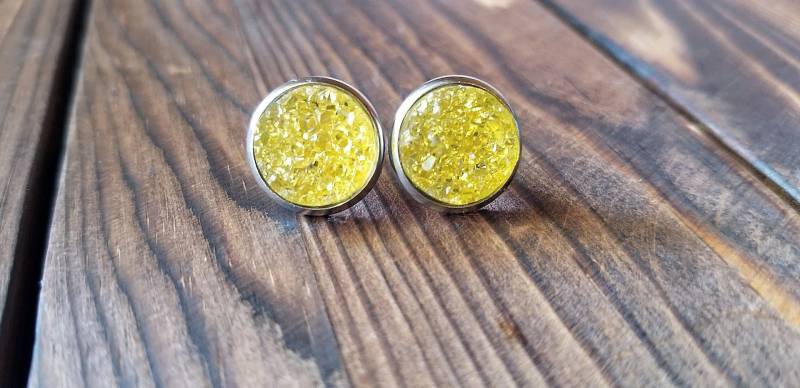 Gelbe Druzy Ohrringe | 12mm | Hypoallergene Ohrstecker Roh Edelstein Funkelnde Boho Stein von CaravansofIsterway