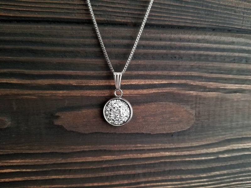 Kleine Titan Silber Druzy Halskette | 12mm | Schichtung Kristall Hypoallergene Edelstein Geode Anhänger von CaravansofIsterway