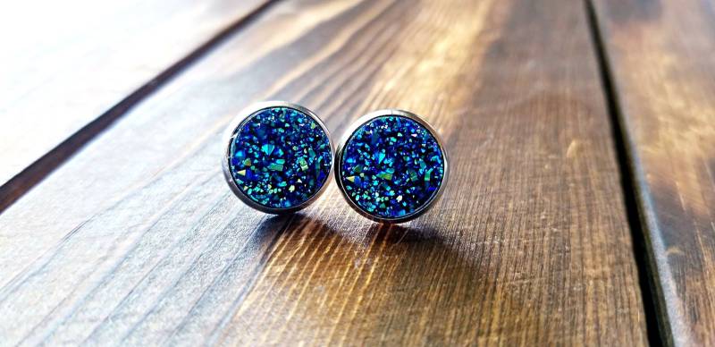 Titan Blaue Druzy Artisan Ohrringe | 12mm | Rohe Edelstein Funkelnde Boho Schmuck Hypoallergene Saphir September Geburtsstein Titan Blaue Druzy Artisan Ohrringe | 12mm | Rohe Edelstein Funkelnde Boho Schmuck Hypoallergene Saphir September Geburtsstein von CaravansofIsterway