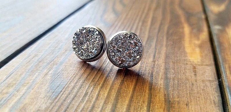 Zerkleinert Silber Druzy Ohrringe | 12mm - Ohrstecker Roh Edelstein Hypoallergen Stein Zerkleinert Silber Druzy Ohrringe | 12mm - Ohrstecker Roh Edelstein Hypoallergen Stein von CaravansofIsterway
