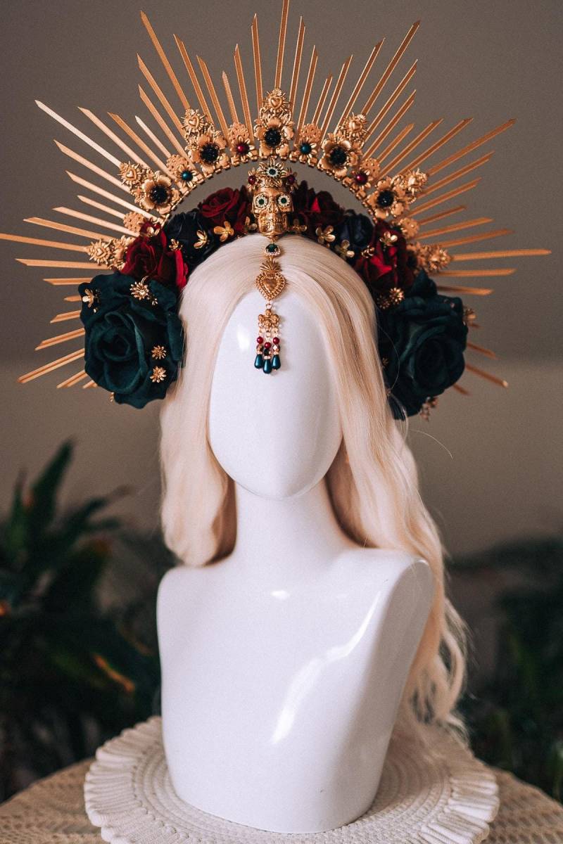 La Catrina Gold Smaragd Halo Krone Rote Rosen Kopfschmuck Dia De Los Muertos Floral Göttin von CarbickovaCrowns