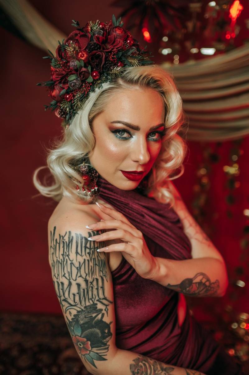 Rote Yule Ohrringe Winter Hochzeit Floral Weihnachtsschmuck Festliche Braut Accessoires von CarbickovaCrowns