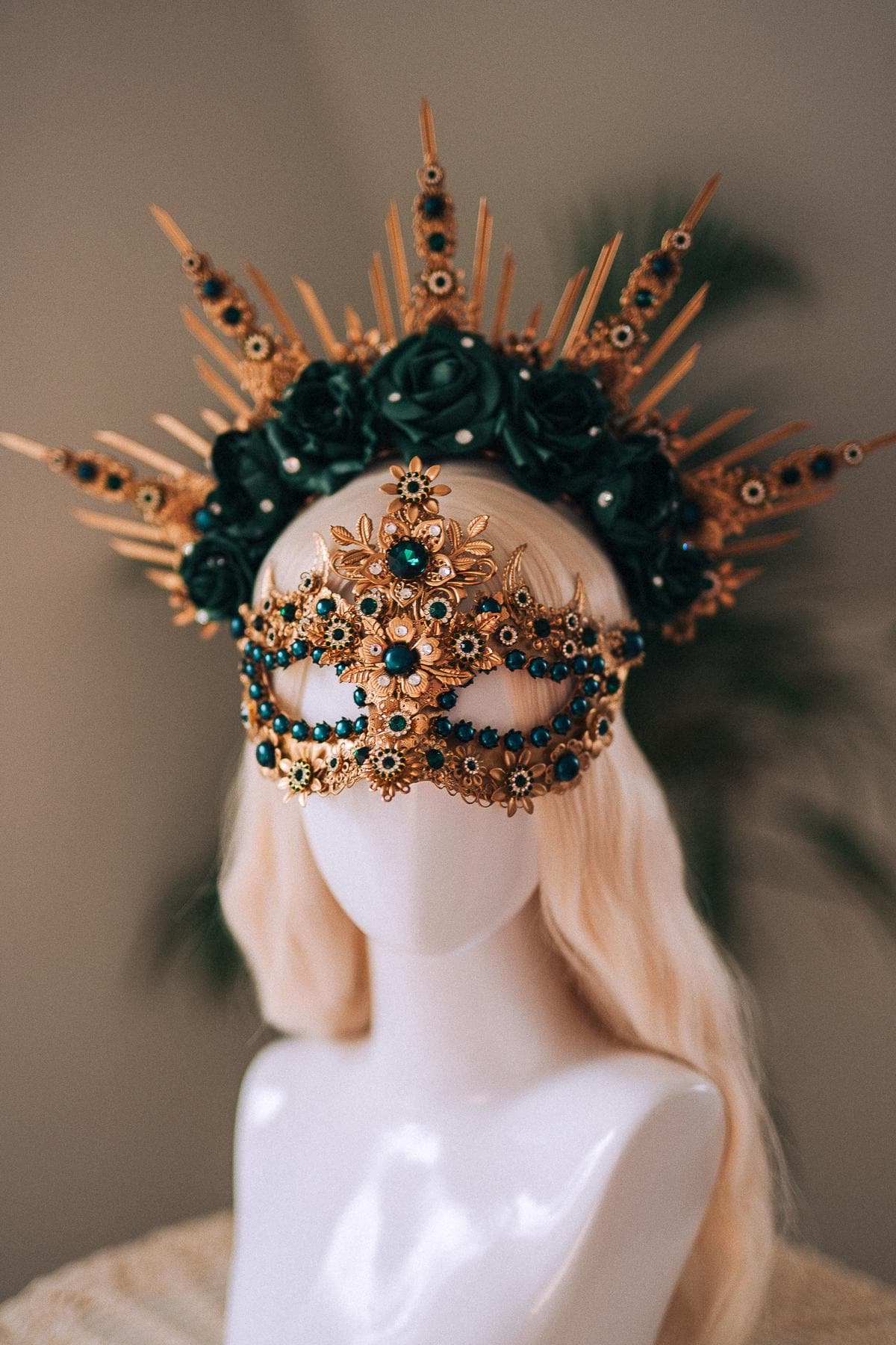 Smaragd Gold Maskerade Maske, Luxuriöse Blumenmaske Mit Kristallen, Elegantes Karneval Accessoire Für Bälle, Festivals, Hochzeiten & Smaragd Gold Maskerade Maske, Luxuriöse Blumenmaske Mit Kristallen, Elegantes Karneval Accessoire Für Bälle, Festivals, Hochzeiten & von CarbickovaCrowns