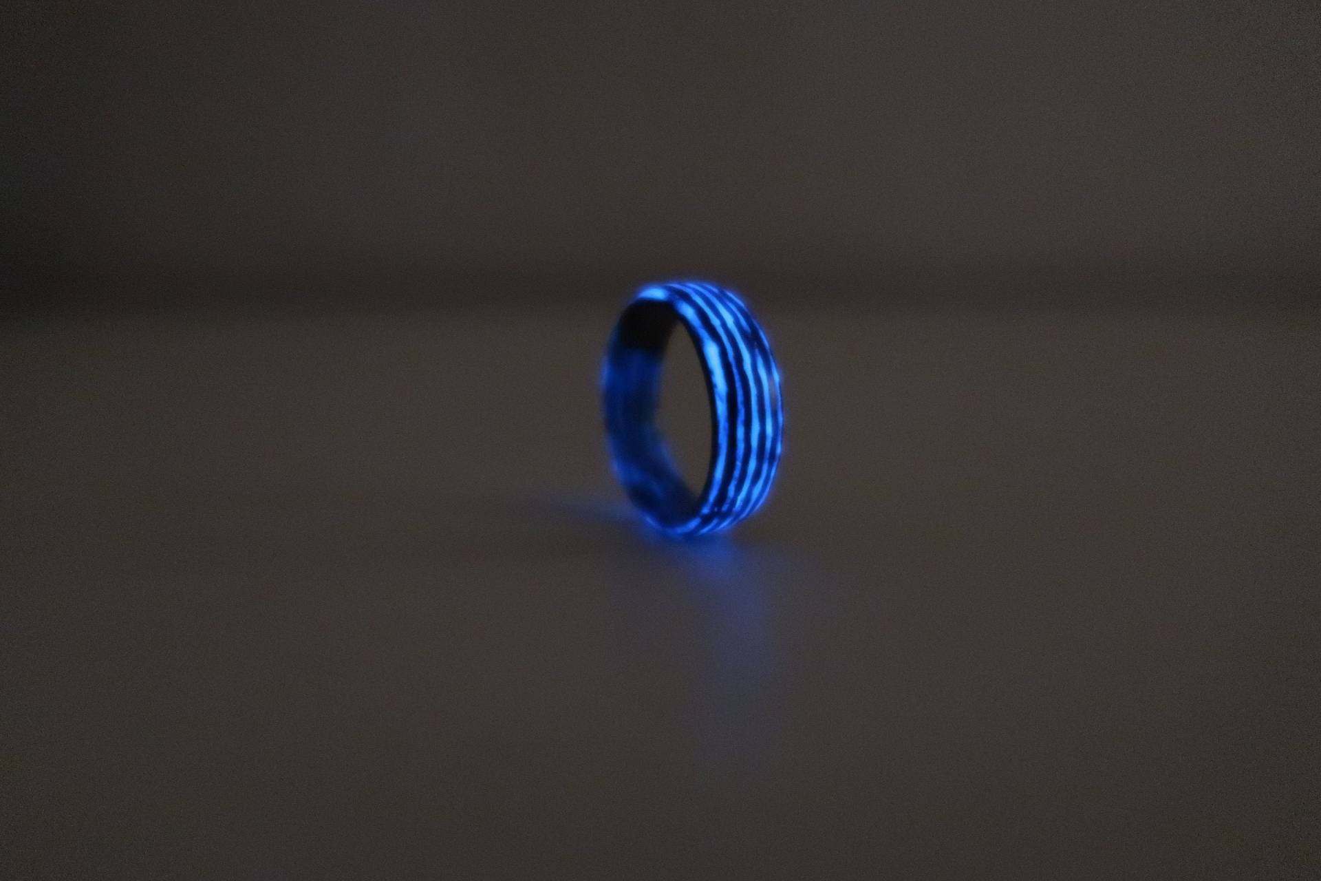 Carbon Fiber Glow in The Dark, Herren Ehering, Blauer Leuchtring Und Hybrid Resin Holz Im Inneren Des Ringes, Ca 6 Mm Breite Carbon Fiber Glow in The Dark, Herren Ehering, Blauer Leuchtring Und Hybrid Resin Holz Im Inneren Des Ringes, Ca 6 Mm Breite von CarboNwoodRings